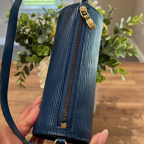 Louis Vuitton Blue Epi Leather Mini Soufflot Papillon Wristlet - Picture 12 of 17